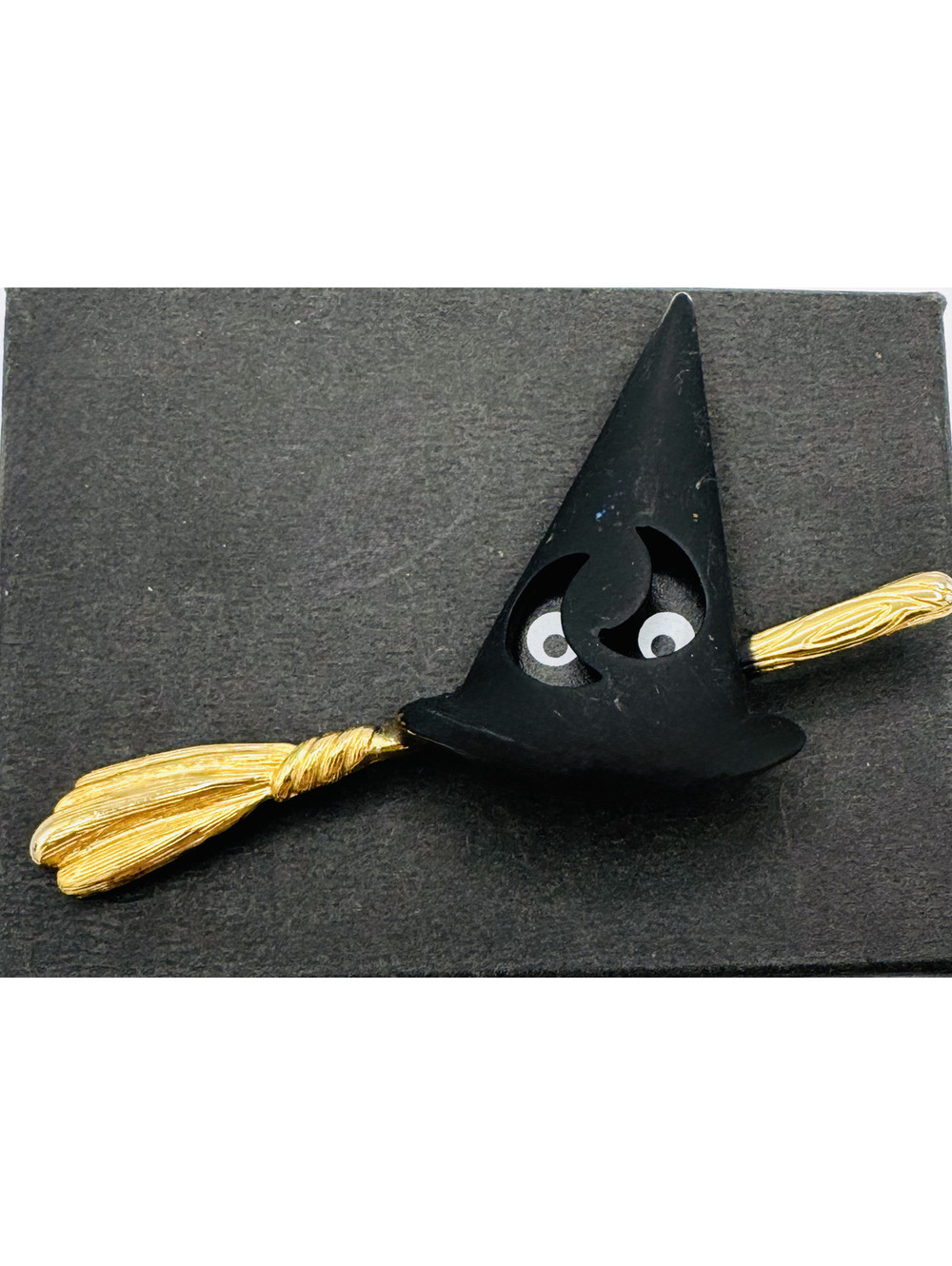 JJ Jonette flat black enameled witches hat w/ google eyes on gold tone broom pin